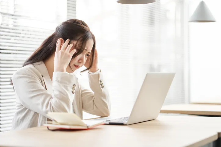 【社労士解説】タイムカードを押し忘れた社員にペナルティは違法？打刻忘れ防止策3つのパターンも紹介