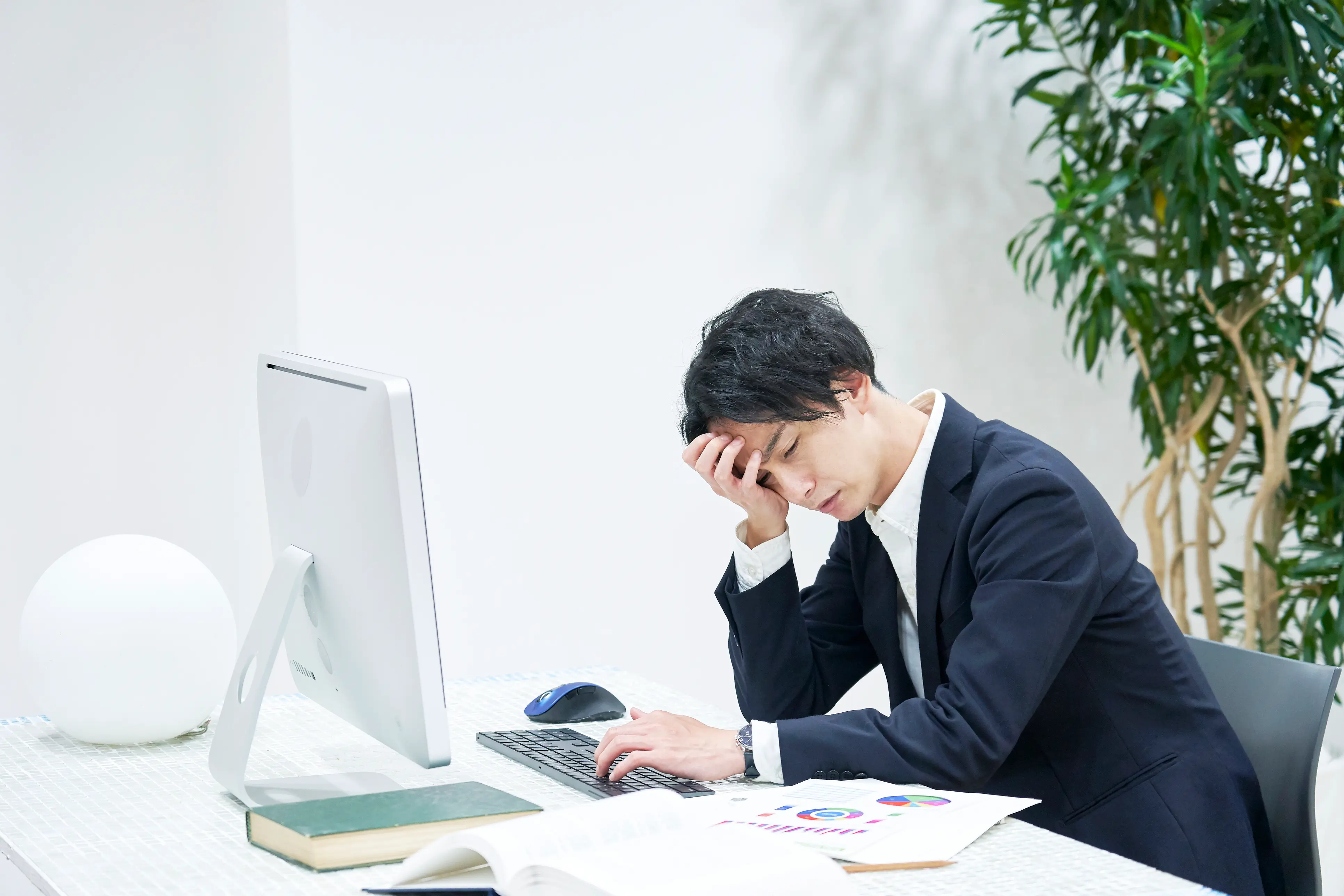 サービス残業は違法／罰則や防止の取り組み事例【社労士監修】