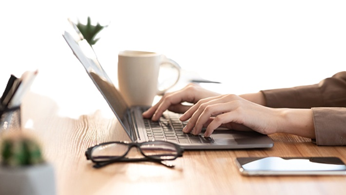 クラウド型勤怠管理システムを操作する人