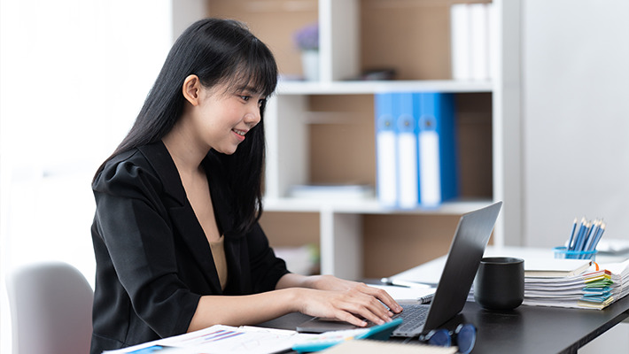 勤怠管理システムを操作する教職員