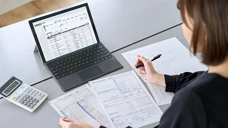 請求書の効率的な管理方法を考える経理担当の女性