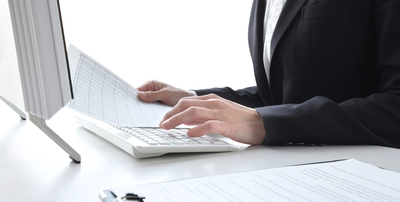 電子領収書における収入印紙の要否を確認する女性