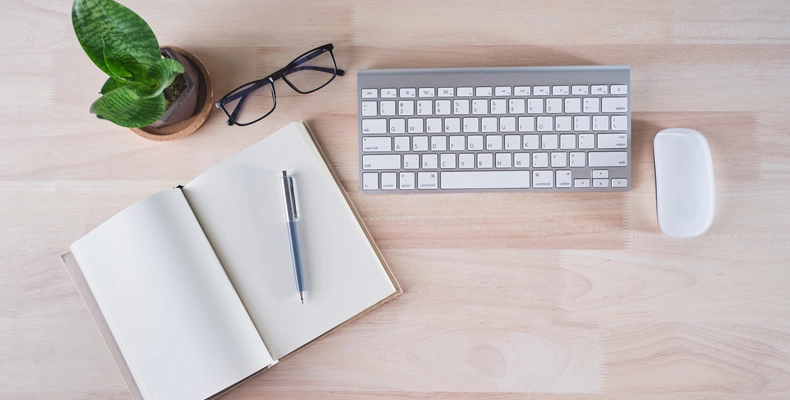 ノートとキーボードとメガネ