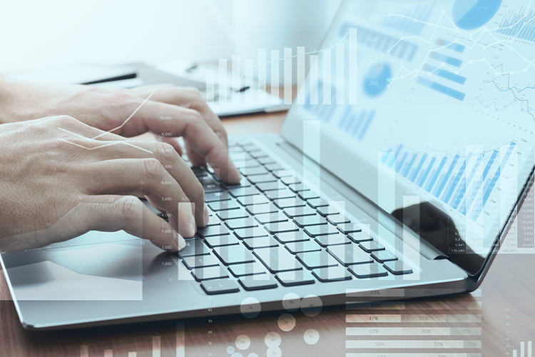 システムを活用して領収書関連業務を行う男性