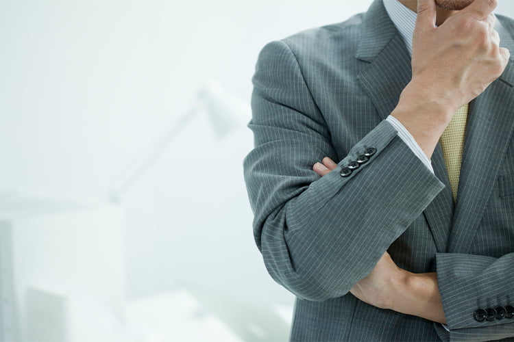 デメリットを考える男性