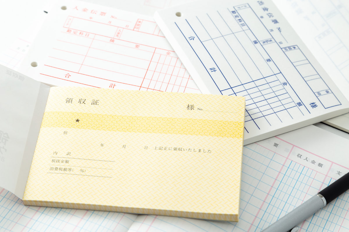 領収書とは？役割やレシートとの違いは？発行・保管時の注意点など詳しく解説