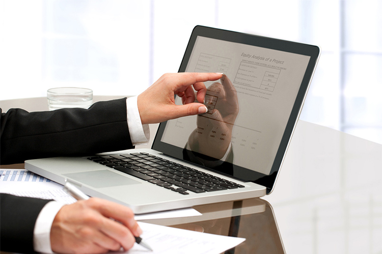 請求書の再発行に対応する経理担当の男性