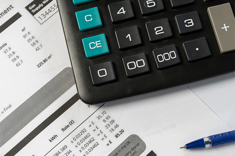 請求書と見積書・納品書の違いと、記載金額が変わる場合の対処法