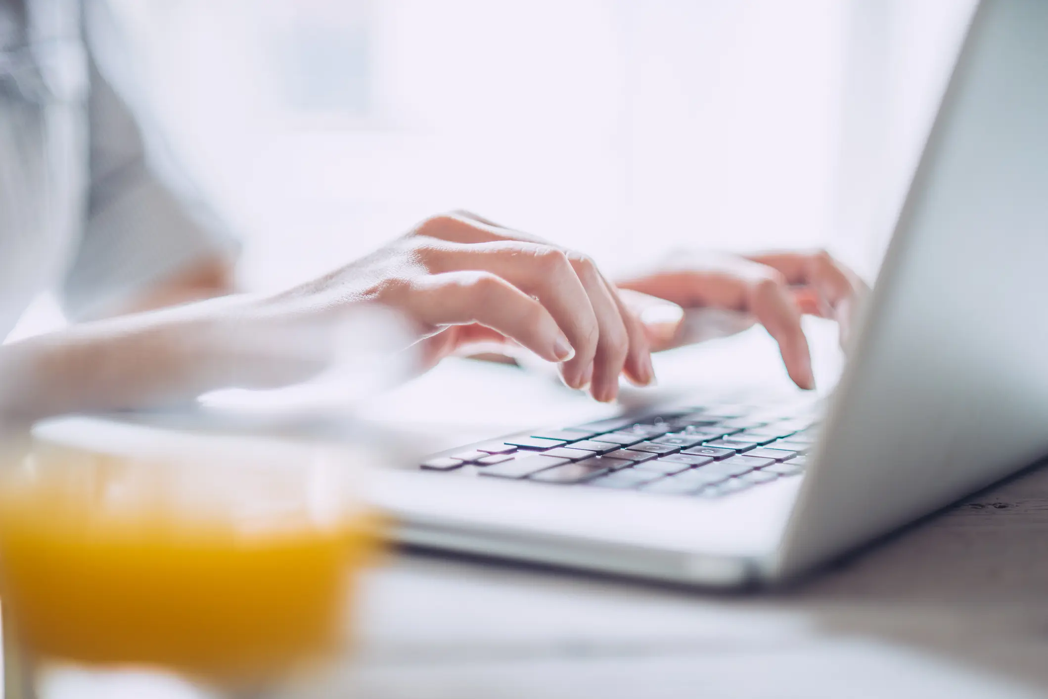 インボイス制度で領収書の扱いはどう変わる？インボイスと簡易インボイスの違い・正しい書き方を詳しく解説