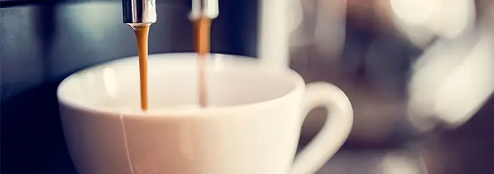 コーヒー代は経費にできる？勘定科目や仕訳例、仕訳のポイントを解説