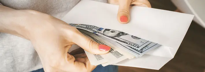 取引先への謝礼は経費精算をする際、交際費になるのでしょうか？それとも手数料として処理をするのでしょうか？